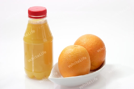 Orangensaft mit Glas auf hellem Hintergrund