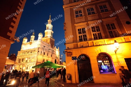 Der Rathausturm auf dem Stray Rynek Platz  in der Altstadt von Poznan im westen von Polen