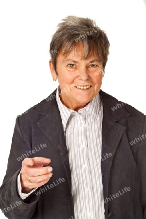 Seniorin - Gestik mit Finger- freigestellt auf weissem Hintergrund