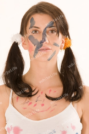 Junge Frau mit Farbe im Gesicht  