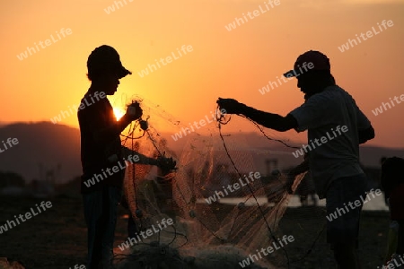Fischer bei Sonnenunteregang am Stadtstrand von Dili der Hauptstadt von Ost Timor auf der in zwei getrennten Insel Timor in Asien. 