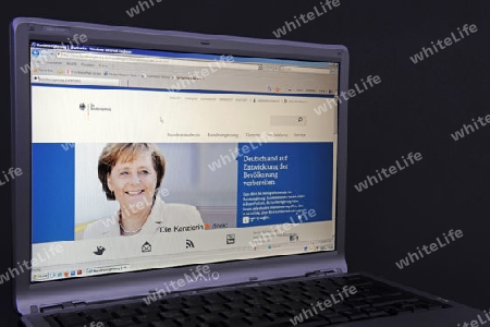 Website, Internetseite, Internetauftritt der Bundesregierung auf Bildschirm von Sony Vaio  Notebook, Laptop