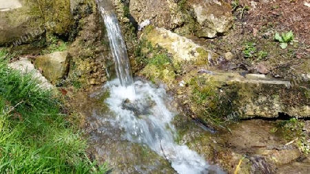 Rinnsal mit Wasserfall 1