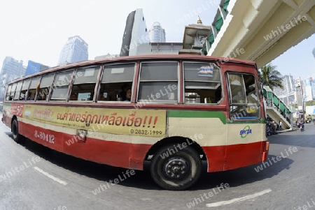 Ein Stadtbus im Stadtgebiet um Pratunam im Zentrum der Hauptstadt Bangkok von Thailand in Suedostasien.