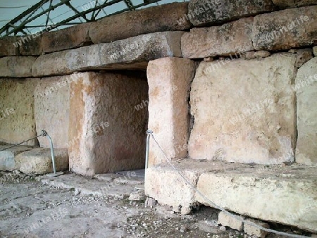 Stoneage Mauerwerk mit Sitzbanken