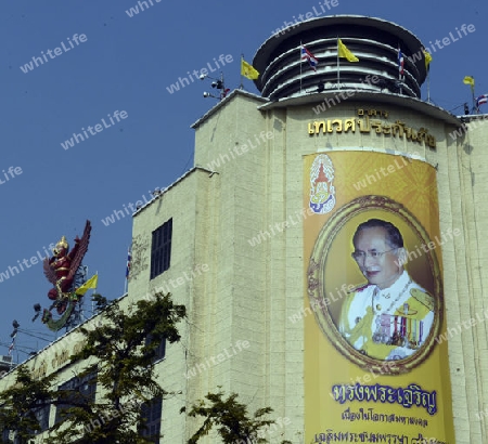 Ein Bild des Thailaendischen Koenig Bhumibol im Stadtteil Banglamphu in der Hauptstadt Bangkok von Thailand in Suedostasien.