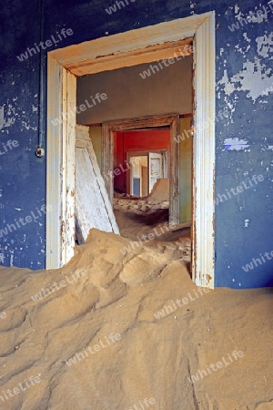 Lichtspiele in von D?nen und W?stensand eingenommene Wohngebaeude, Arbeitsgebaeude in der ehemaligen Diamantenstadt Kolmanskuppe, Kolmanskop, heute eine Geisterstadt bei L?deritz, Namibia , Afrika