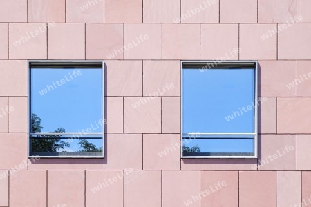 Fenster in rosa Fassade