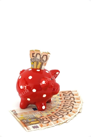 rotes Sparschwein mit weissen Punkten und diversen 50 Euro Banknoten