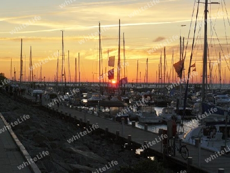 Sonnenuntergang in K?hlungsborn - Yachthafen