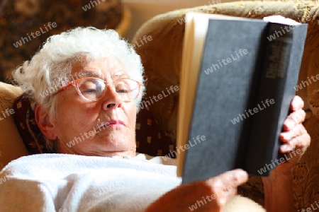 Alte Frau liest Buch