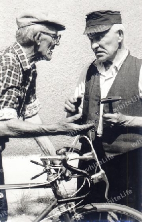 Opa mit seinem bruder bei der Rennrad Reparatur, aufgenommen in Gro? D?bern (Oberschlesien) im Sommer 1973