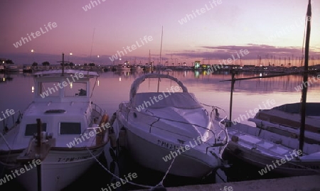 Das Fischerdorf Port de Alcudia mit dem Bootshafen im Februar im Osten der Insel Mallorca einer der Balearen Inseln im Mittelmeer.    