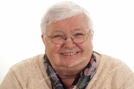 Grauhaarige Seniorin auf hellem Hintergrund