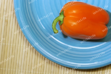 Paprikaschote auf einem Teller mit hellem Hintergrund