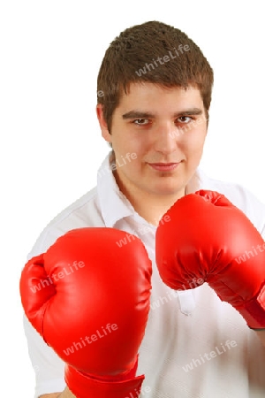 Junger Mann mit Boxhandschuhen