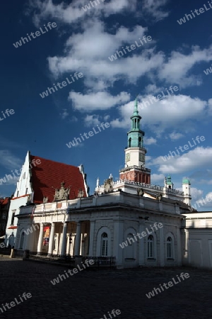 Der Rathausturm auf dem Stray Rynek Platz  in der Altstadt von Poznan im westen von Polen. 