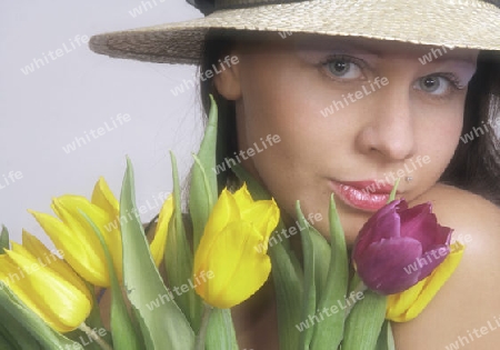 Frau mit Tulpen