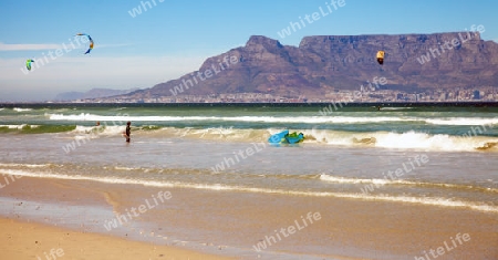 Kitesurfer at Bloubergstrand with a view of the Tafelberg