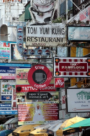 Werbung und das Alltagsleben in der Khao San Road in Bangkok der Hauptstadt von Thailand in Suedostasien.  (KEYSTONE/Urs Flueeler)