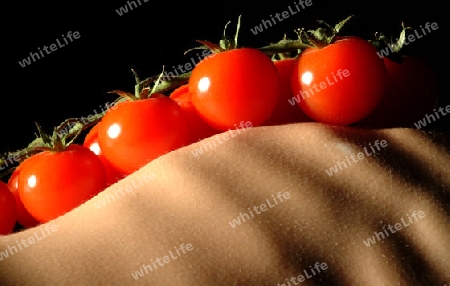 tomate auf rippen einer frau