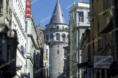 Der Turm Tuenel im Stadtteil von Galatasaray in Istanbul in der Tuerkey.