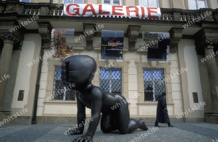 Eine Gallerie in einer Gasse in der Altstadt von Prag der Hauptstadt der Tschechischen Republik.