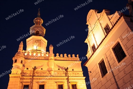 Der Rathausturm auf dem Stray Rynek Platz  in der Altstadt von Poznan im westen von Polen