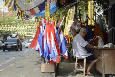 Eine Fahnen verkaeufer im Stadtteil Banglamphu in der Hauptstadt Bangkok von Thailand in Suedostasien.