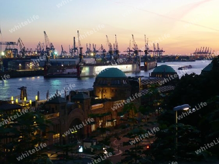 Hamburg, Blick auf den Hafen und Alter Elbtunnel