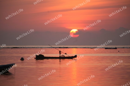 Die Kueste mit Booten in der Seegrass Plantage auf der Insel Nusa Lembongan der Nachbarinsel von Bali, Indonesien.