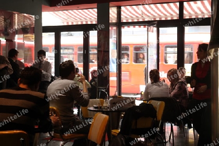 Ein Cafe und Restauran tin der Altstadt von Bratislava der Hauptstadt an der Donau in  der Slowakei in Osteuropa.  