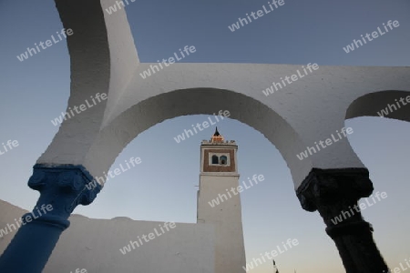 Afrika, Nordafrika, Tunesien, Tunis
Ein Minarett von einer Dachterasse in der Medina oder  Altstadt der Tunesischen Hauptstadt Tunis.


