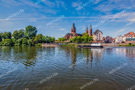 Blick auf das hessische Mainufer mit der Einhard Basilika in Seligenstadt