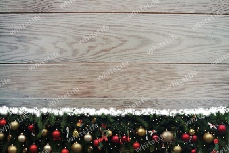 Weihnachtsgirlande auf Holz Hintergrund
