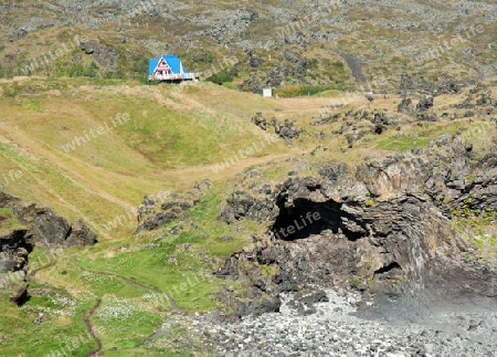 Der Westen Islands, rotes Haus mit blauem Dach im Lavafeld am westlichen Ende der Halbinsel Sn?fellsnes