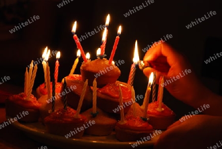 Geburtstagstorte in Kerzenschein