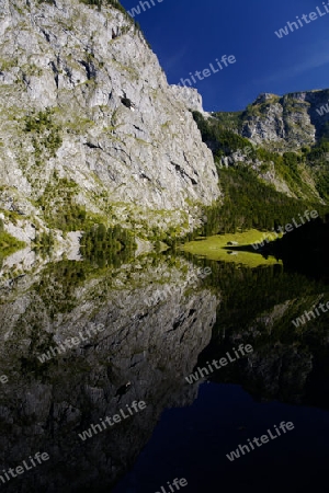 Wasserspiegelung am glasklaren Obersee im Herzen des Nationalpark Berchtesgaden
