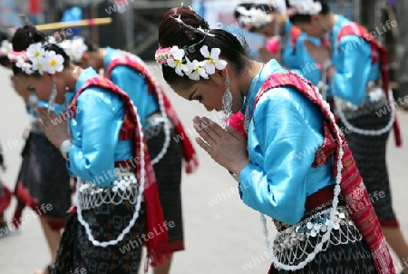 Eine traditionelle Tanzgruppe mit der thailaendischen Begruessung  zeigt sich an der Festparade beim Bun Bang Fai oder Rocket Festival in Yasothon im Isan im Nordosten von Thailand. 