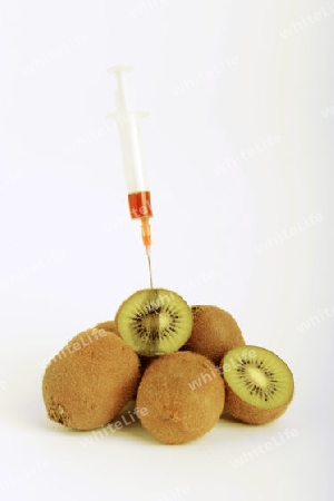 Spritze in Kiwi, Genkiwi, Symbolbild, Injektionsspuren in der Kiwi, genmanipulierte Lebensmittel