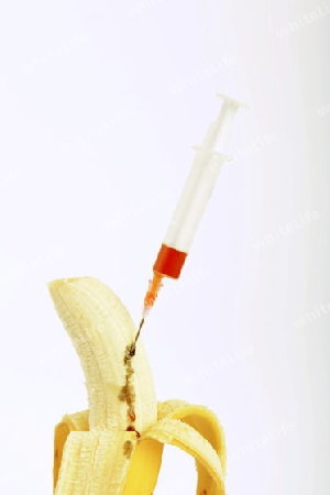 Spritze in Banane, Genbanane, Symbolbild, Injektionsspuren in der Banane, genmanipulierte Lebensmittel