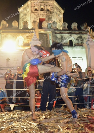 Thai Boxer oder Muay Thai kaempfer bei einem Showkampf vor dem Fort Sumen bei einem Fest im Santichaiprakan Park am Mae Nam Chao Phraya in der Hauptstadt Bangkok von Thailand in Suedostasien.