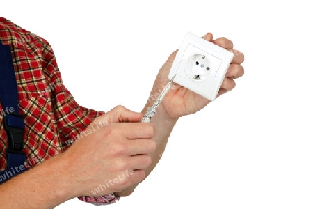 Hand eines Elektrikers im Detail mit Steckdose isoliert auf weissem Hintergrund