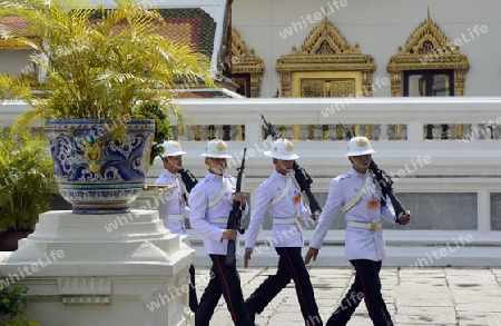 Wachmaenner vor dem Grossen Palast beim Wat Phra Kaew in der Stadt Bangkok in Thailand in Suedostasien.