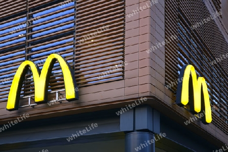 Logo von  McDonalds abends am Potsdamer Platz, Berlin, Mitte, Deutschland, Europa, oeffentlicherGrund