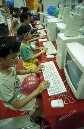 Kinder in einer Primarschule beim Computer Kurs in der Grosstadt Kaohsiung im sueden der Insel Taiwan.