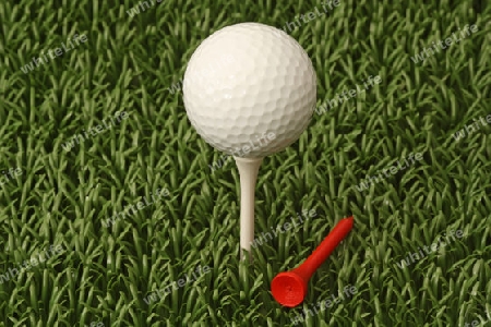Golfball im Detail auf gr?nem Hintergrund