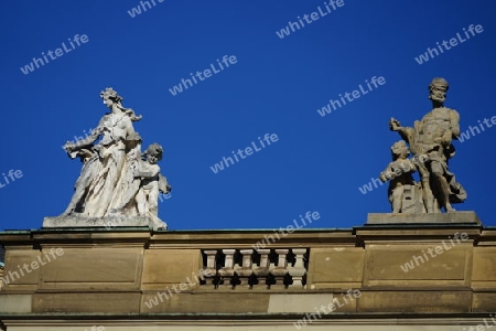 Statuen auf dem Dachfirst vom Neuen Schloss in Stuttgart