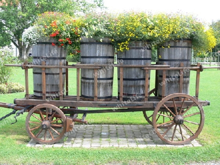Alter Holzwagen mit Blumenschmuck