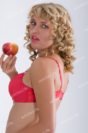Frau in Dessous mit Liebesapfel 